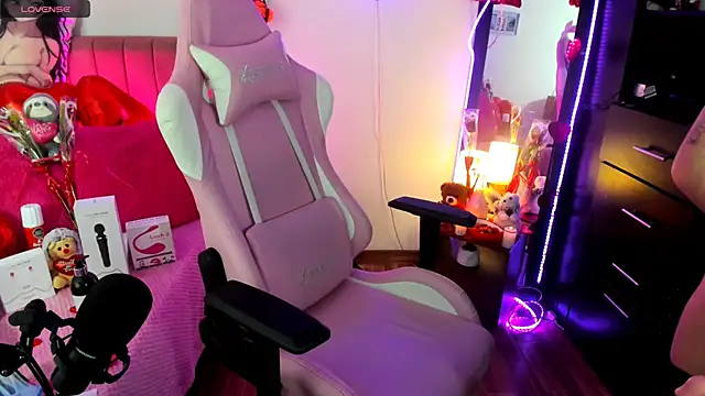 Snapshot of lilly_sweett chatting on 02-15-25, 06:44 lilly sweett online show from 02-15-25, 06:44