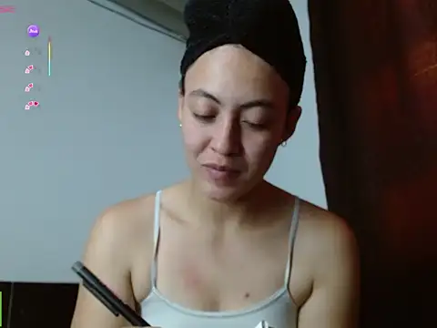Snapshot of Olivia_Bright chatting on 05-06-26, 08:25 Olivia Bright online show from 05-06-26, 08:25