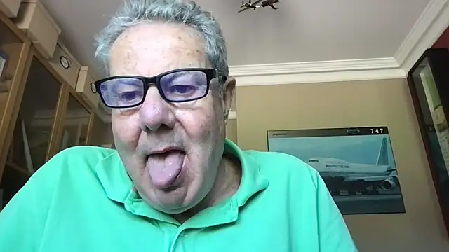 Snapshot of Oldpistolpete chatting on 05-09-26, 11:15 Oldpistolpete online show from 05-09-26, 11:15