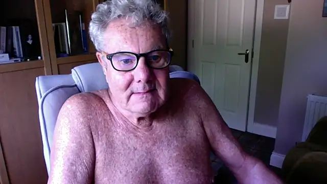 Snapshot of Oldpistolpete chatting on 06-08-26, 08:26 Oldpistolpete online show from 06-08-26, 08:26
