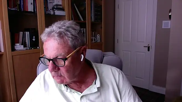 Snapshot of Oldpistolpete chatting on 06-10-26, 05:34 Oldpistolpete online show from 06-10-26, 05:34