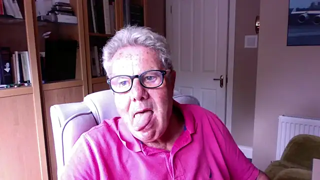 Snapshot of Oldpistolpete chatting on 07-23-26, 03:32 Oldpistolpete online show from 07-23-26, 03:32