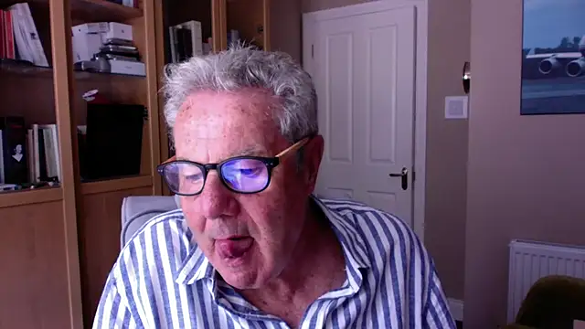 Snapshot of Oldpistolpete chatting on 07-26-26, 12:23 Oldpistolpete online show from 07-26-26, 12:23