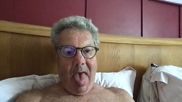 Snapshot of Oldpistolpete chatting on 07-28-26, 09:04 Oldpistolpete online show from 07-28-26, 09:04