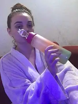 Snapshot of Emmacut chatting on 03-21-25, 03:01 Emmacut online show from 03-21-25, 03:01