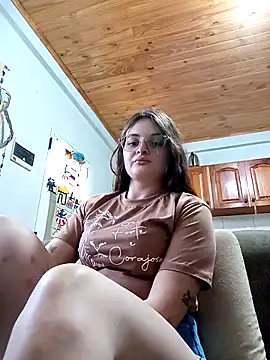 Snapshot of Emmacut chatting on 10-11-25, 04:38 Emmacut online show from 10-11-25, 04:38