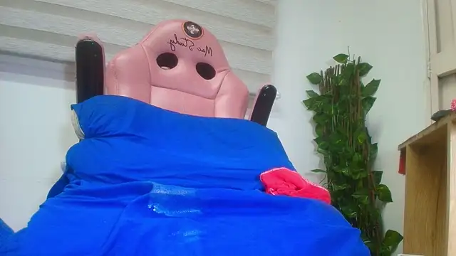 Snapshot of _linda_milk_ chatting on 02-14-25, 09:13 linda milk online show from 02-14-25, 09:13