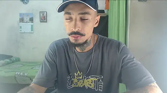 Snapshot of emiliano_hottt chatting on 06-10-26, 12:26 emiliano hottt online show from 06-10-26, 12:26