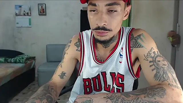 Snapshot of emiliano_hottt chatting on 07-24-26, 03:10 emiliano hottt online show from 07-24-26, 03:10