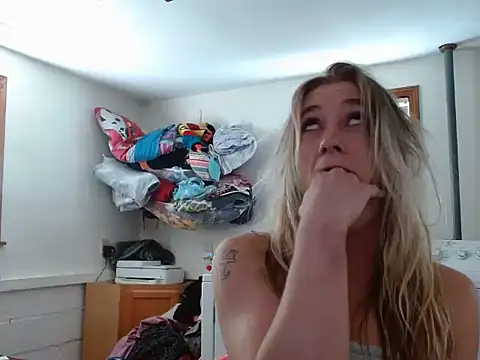 Snapshot of missymilf chatting on 09-16-25, 02:40 missymilf online show from 09-16-25, 02:40