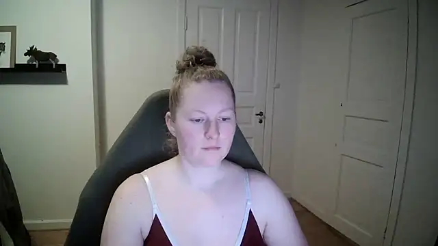 Snapshot of Girlnina-1995 chatting on 12-16-24, 02:05 Girlnina-1995 online show from 12-16-24, 02:05
