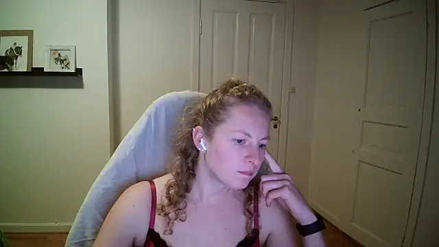 Snapshot of Girlnina-1995 chatting on 10-15-25, 07:03 Girlnina-1995 online show from 10-15-25, 07:03