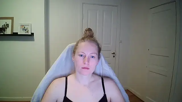 Snapshot of Girlnina-1995 chatting on 10-21-25, 11:22 Girlnina-1995 online show from 10-21-25, 11:22