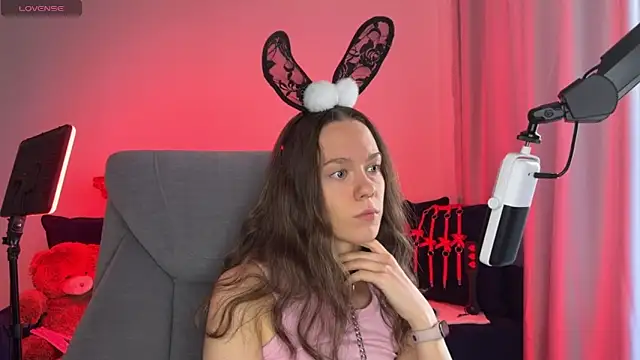 Snapshot of DivineBite chatting on 10-02-25, 01:29 DivineBite online show from 10-02-25, 01:29