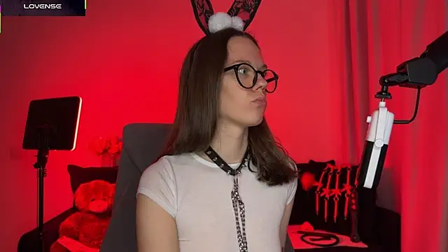 Snapshot of DivineBite chatting on 10-17-25, 05:15 DivineBite online show from 10-17-25, 05:15