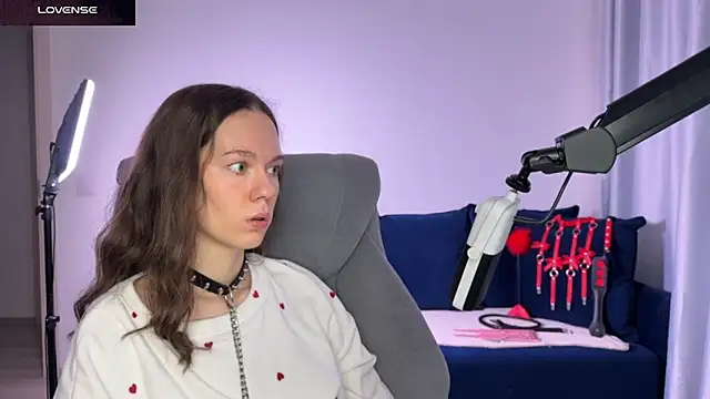 Snapshot of DivineBite chatting on 12-18-25, 02:23 DivineBite online show from 12-18-25, 02:23