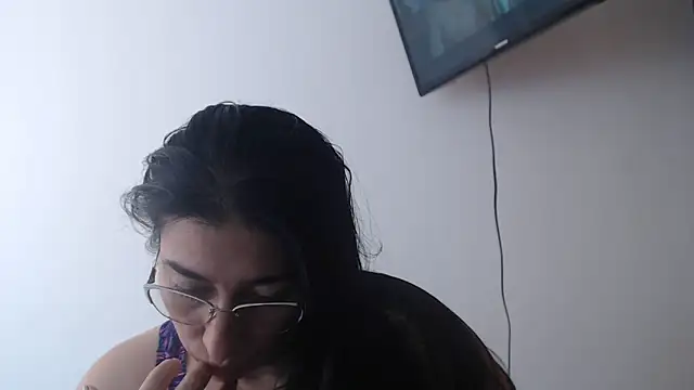 Snapshot of andreaisis2 chatting on 05-16-26, 06:17 andreaisis2 online show from 05-16-26, 06:17