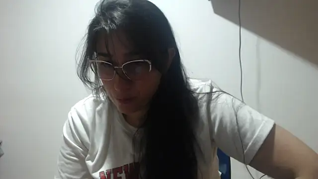 Snapshot of andreaisis2 chatting on 05-19-26, 01:33 andreaisis2 online show from 05-19-26, 01:33