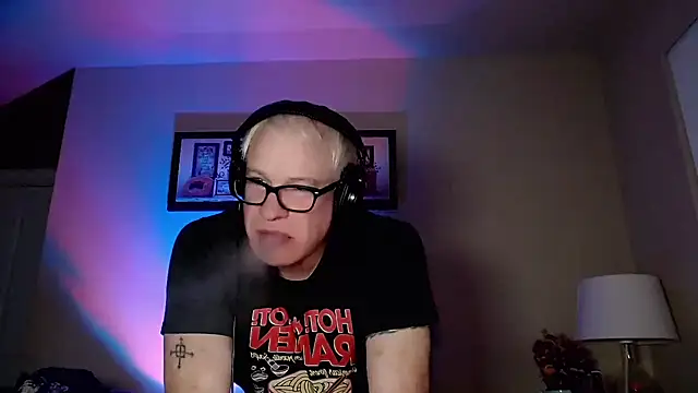 Snapshot of Snarfle82 chatting on 11-09-25, 10:57 Snarfle82 online show from 11-09-25, 10:57