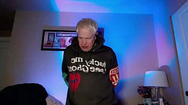 Snapshot of Snarfle82 chatting on 12-01-25, 12:32 Snarfle82 online show from 12-01-25, 12:32