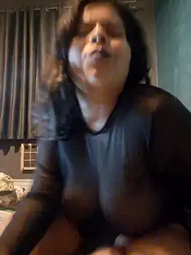 Snapshot of niCuNin chatting on 10-14-25, 04:02 niCuNin online show from 10-14-25, 04:02