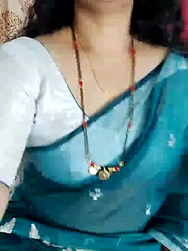 Snapshot of Indian_desi_wife chatting on 12-28-24, 02:54 Indian desi wife online show from 12-28-24, 02:54