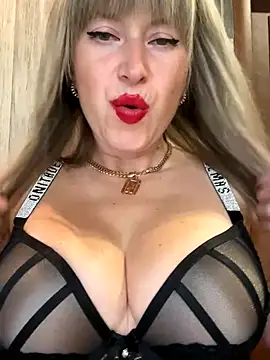 Snapshot of Kittenforyou chatting on 11-08-25, 01:00 Kittenforyou online show from 11-08-25, 01:00