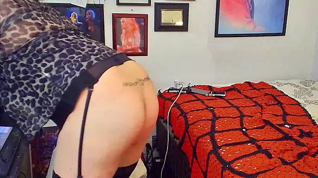 Snapshot of DoMeDoggyDiana chatting on 10-18-25, 09:21 DoMeDoggyDiana online show from 10-18-25, 09:21