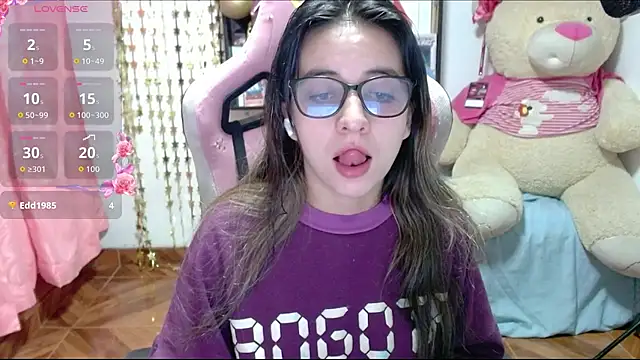 Snapshot of Maggie_Fox3 chatting on 10-19-25, 01:39 Maggie Fox3 online show from 10-19-25, 01:39