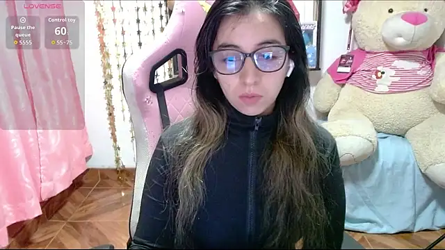 Snapshot of Maggie_Fox3 chatting on 10-24-25, 01:46 Maggie Fox3 online show from 10-24-25, 01:46