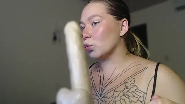 Snapshot of Enotika chatting on 12-14-25, 11:31 Enotika online show from 12-14-25, 11:31