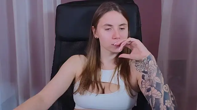 Snapshot of _AnnaStark_ chatting on 01-05-25, 11:55 AnnaStark online show from 01-05-25, 11:55