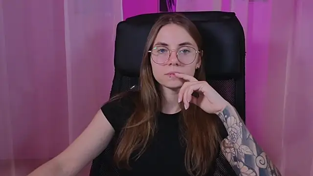 Snapshot of _AnnaStark_ chatting on 02-21-25, 08:27 AnnaStark online show from 02-21-25, 08:27