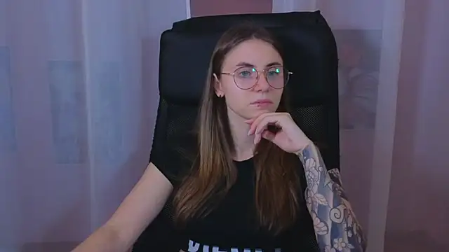 Snapshot of _AnnaStark_ chatting on 03-05-25, 08:32 AnnaStark online show from 03-05-25, 08:32