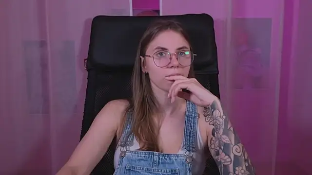 Snapshot of _AnnaStark_ chatting on 03-15-25, 08:32 AnnaStark online show from 03-15-25, 08:32