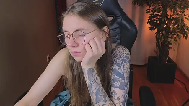 Snapshot of _AnnaStark_ chatting on 10-11-25, 02:37 AnnaStark online show from 10-11-25, 02:37