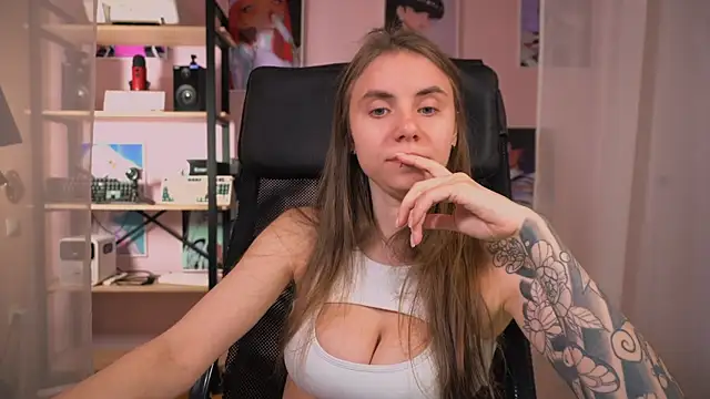 Snapshot of _AnnaStark_ chatting on 10-18-25, 07:47 AnnaStark online show from 10-18-25, 07:47