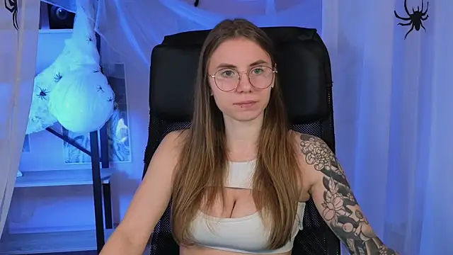 Snapshot of _AnnaStark_ chatting on 10-30-25, 08:31 AnnaStark online show from 10-30-25, 08:31