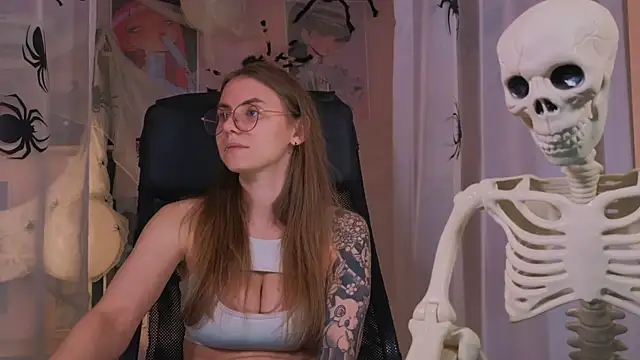 Snapshot of _AnnaStark_ chatting on 10-31-25, 08:21 AnnaStark online show from 10-31-25, 08:21