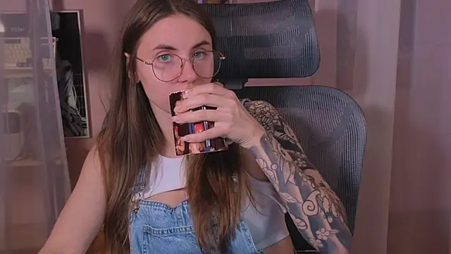 Snapshot of _AnnaStark_ chatting on 11-05-25, 06:41 AnnaStark online show from 11-05-25, 06:41