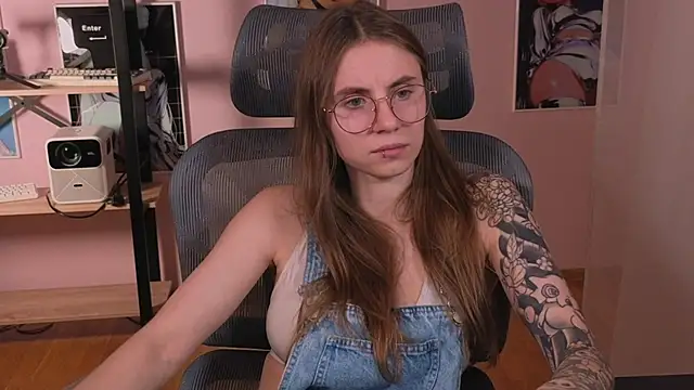 Snapshot of _AnnaStark_ chatting on 11-13-25, 08:30 AnnaStark online show from 11-13-25, 08:30