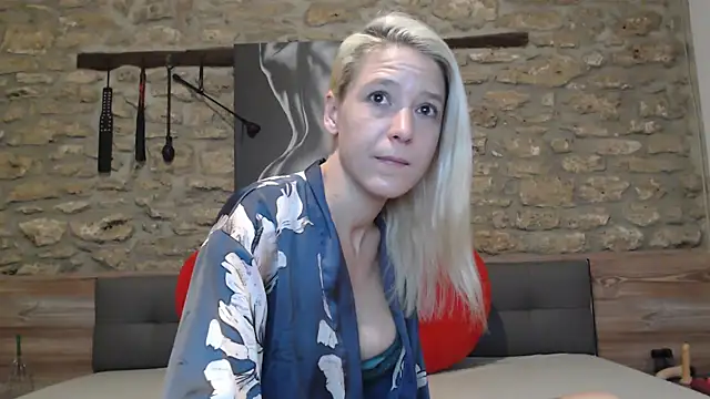 Naschkatze01 online show from 12-17-25, 10:32