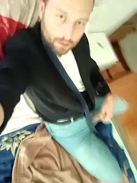 Snapshot of HouseOfCums chatting on 09-17-25, 05:31 HouseOfCums online show from 09-17-25, 05:31