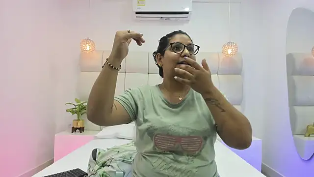 DanielleEvans  online show from 10-03-25, 11:18