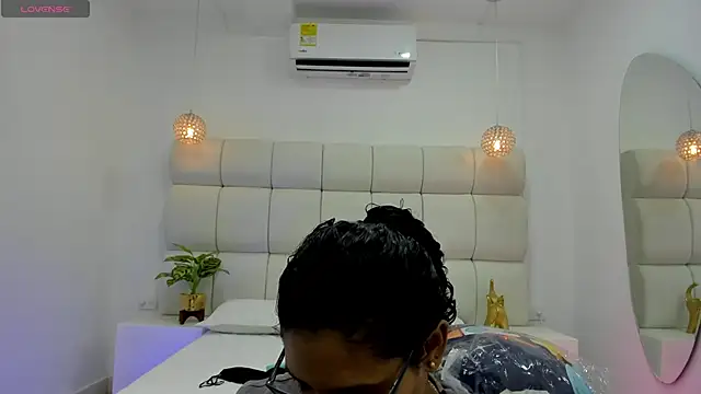 DanielleEvans  online show from 10-27-25, 11:36