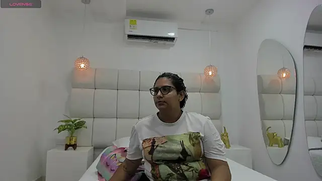 DanielleEvans  online show from 10-31-25, 11:22