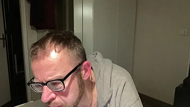 Snapshot of FABIOGLASSES chatting on 12-21-24, 11:34 FABIOGLASSES online show from 12-21-24, 11:34