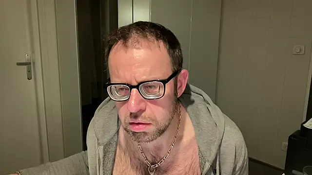 Snapshot of FABIOGLASSES chatting on 01-18-25, 11:55 FABIOGLASSES online show from 01-18-25, 11:55