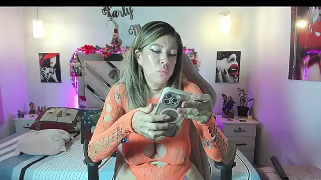 Snapshot of Karly_moon chatting on 12-18-25, 10:16 Karly moon online show from 12-18-25, 10:16