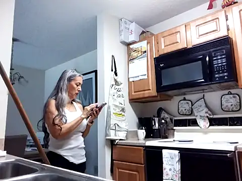 EvaRobinson online show from 03-06-25, 08:05